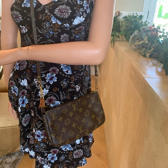 Pochette Accessories w/Authentic Xbody Strap - Picture 5 of 16